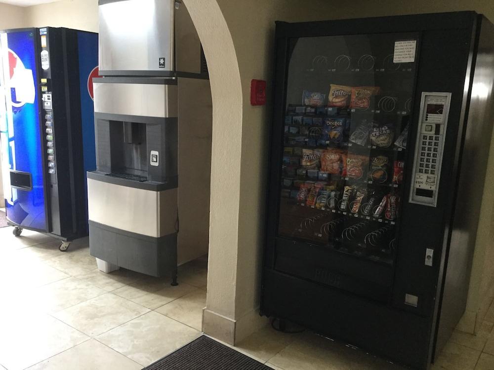 Super 8 By Wyndham Emerson Hotel