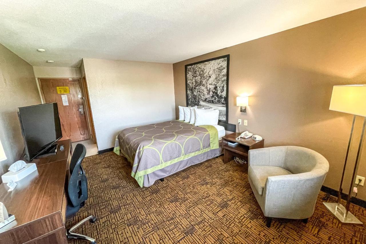 Hotel Super 8 By Wyndham Emerson Indianapolis