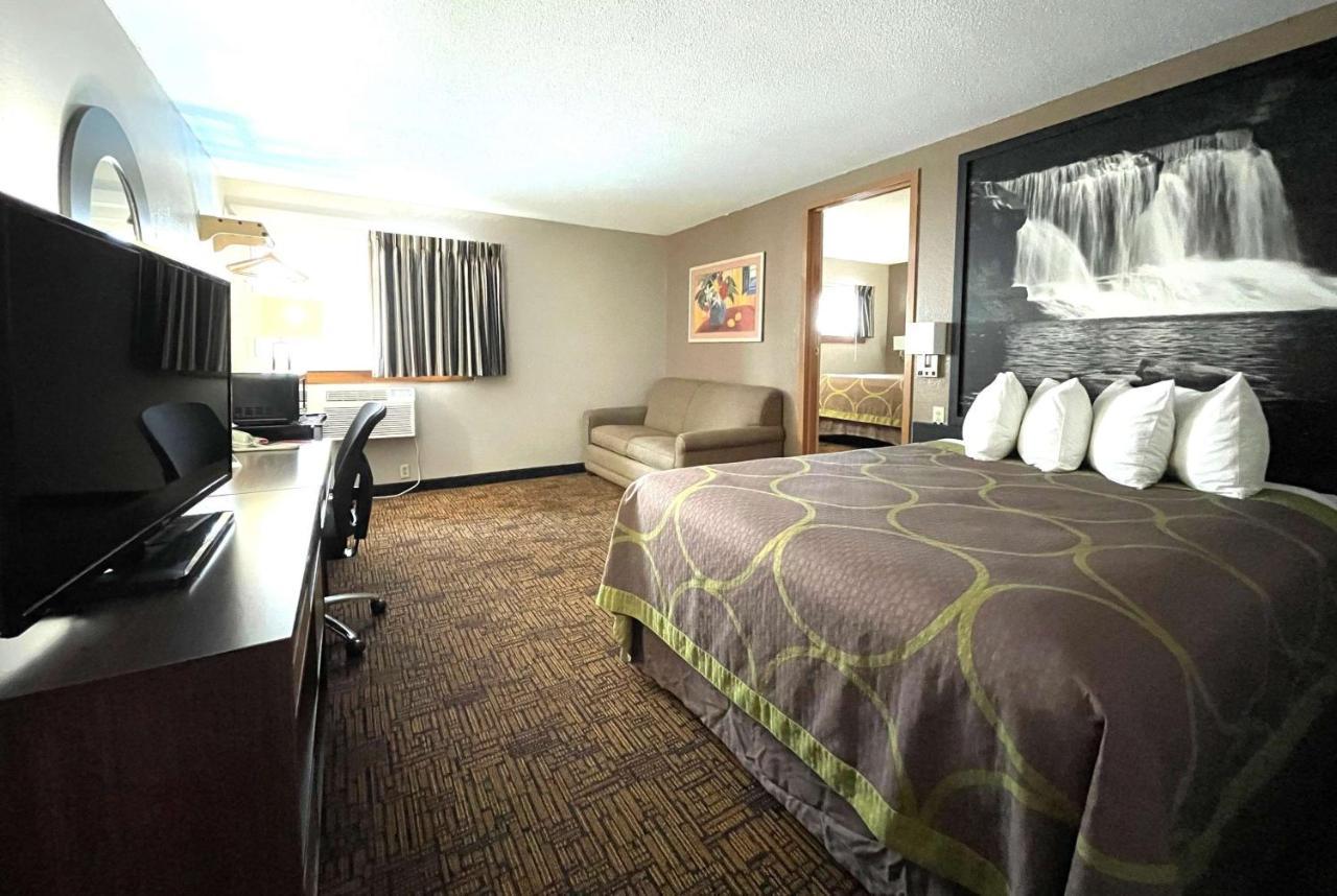 Super 8 By Wyndham Emerson Hotel 2*