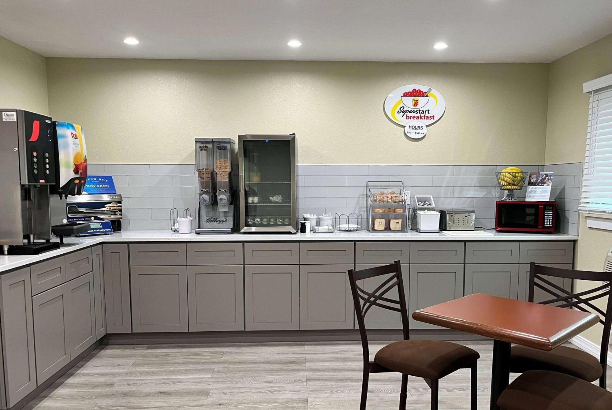 Super 8 By Wyndham Emerson Hotel Indianapolis