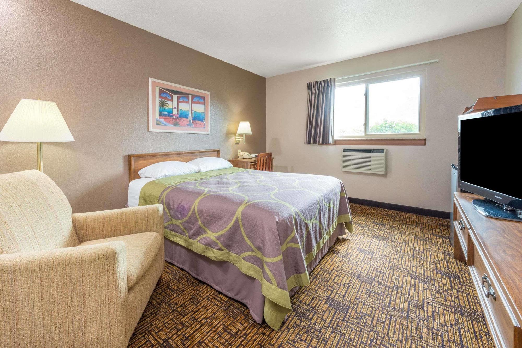 Hotel Super 8 By Wyndham Emerson