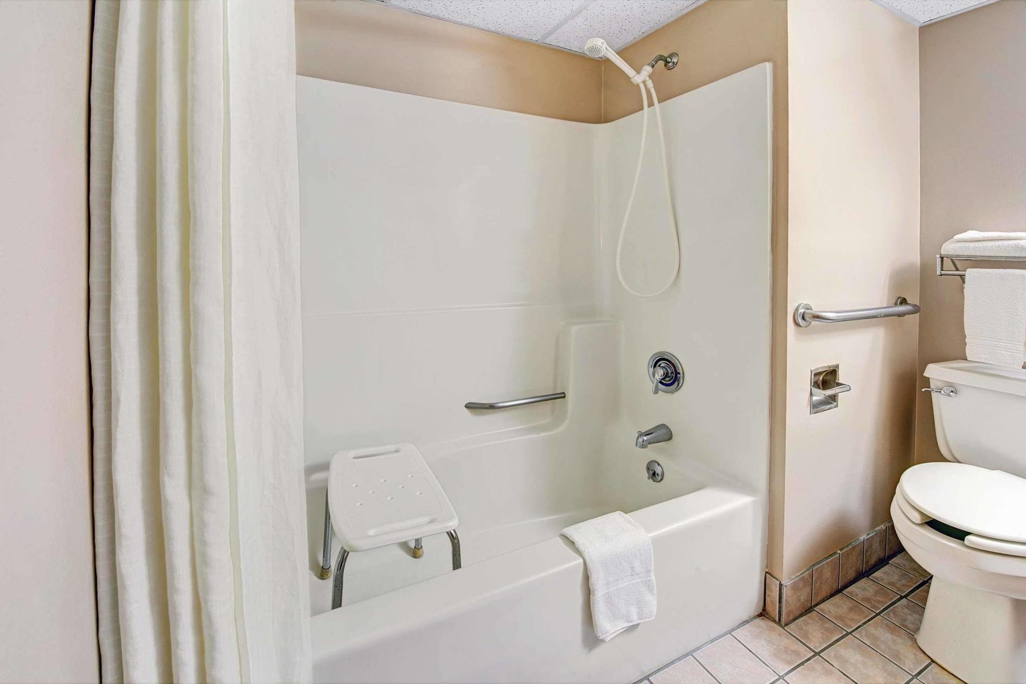 Super 8 By Wyndham Emerson Hotel 2*
