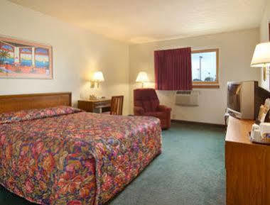 Hotel Super 8 By Wyndham Emerson