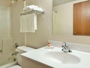 Super 8 By Wyndham Emerson Hotel 2*