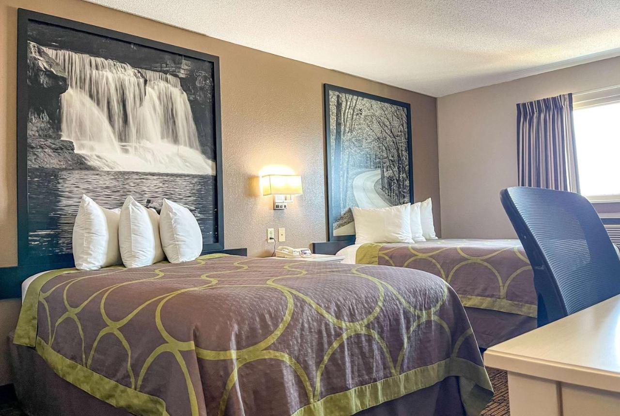 Super 8 By Wyndham Emerson Hotel