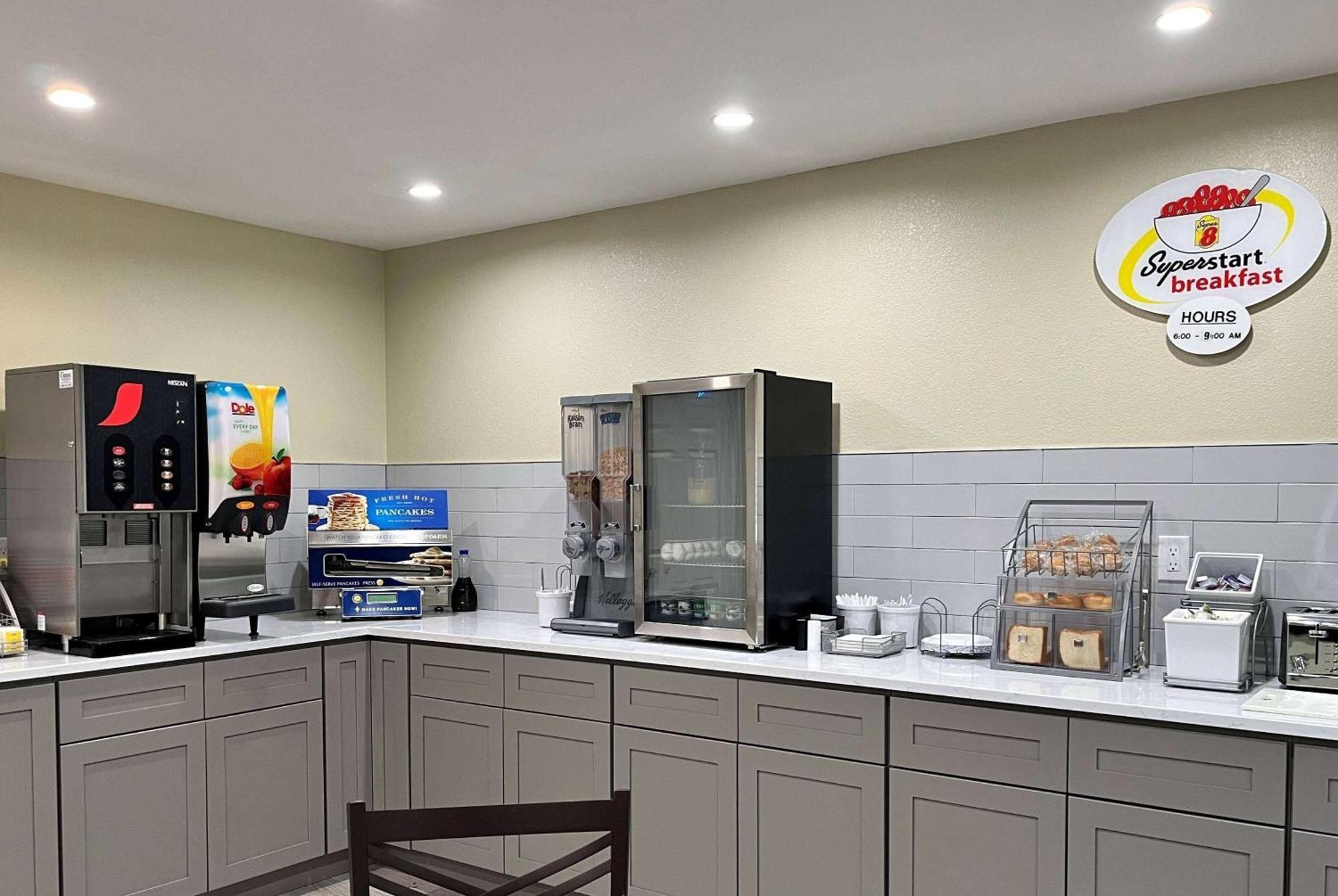 Super 8 By Wyndham Emerson Hotel