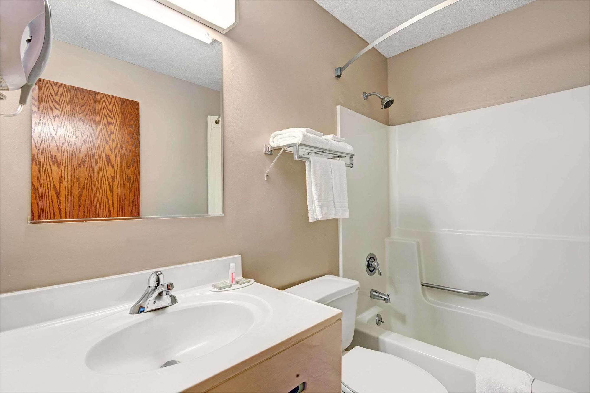 Super 8 By Wyndham Emerson Hotel 2*