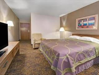 Super 8 By Wyndham Emerson Hotel Indianapolis